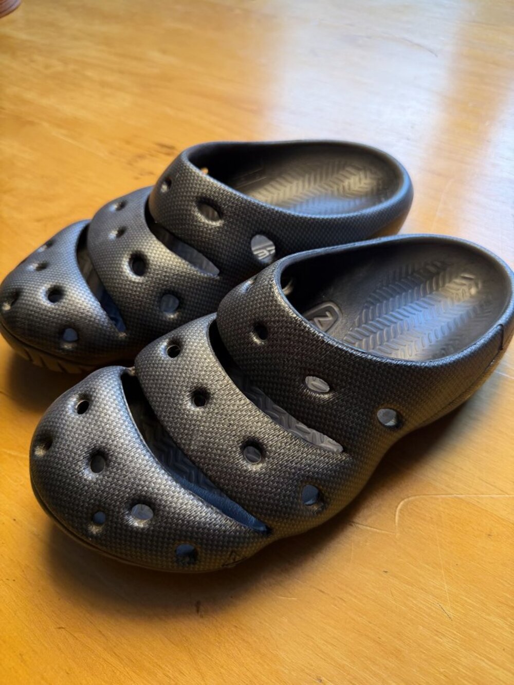 KEEN Yogui Clogs Black Men's 9 / Women's 11 Like New